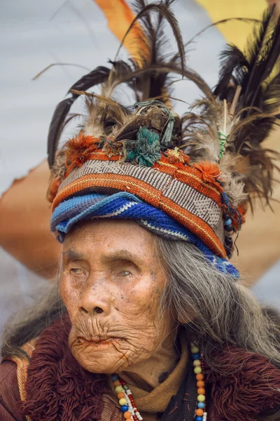 Vieja mujer ifugao en vestido nacional al lado de terrazas de arroz, Filipinas — Foto de Stock