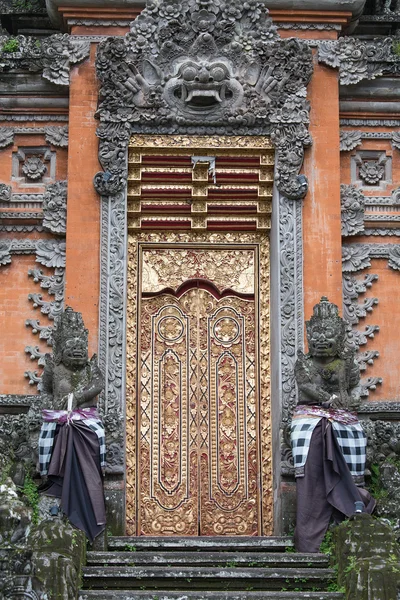 Gate of Temple with ornaments. Indonesia, Bali, Ubud — Stock Photo, Image
