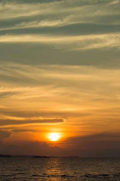 Pôr do sol no mar. Ilha Koh Phangan, Tailândia — Fotografia de Stock