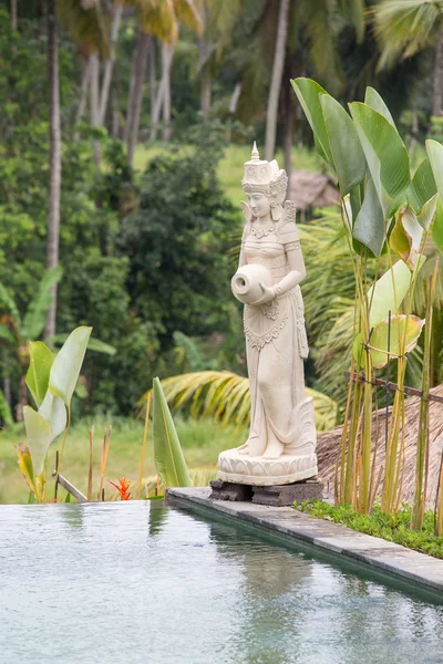 Escultura tradicional de piedra balinesa en la piscina. Isla Bali, Ubud, Indonesia —  Fotos de Stock
