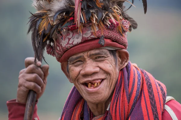 Homem ifugao velho em vestido nacional ao lado de terraços de arroz. Ifugao - o povo nas Filipinas . — Fotografia de Stock