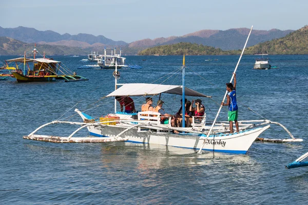 Kapal-kapal menunggu wisatawan untuk melakukan perjalanan antara pulau-pulau. Filipina — Stok Foto