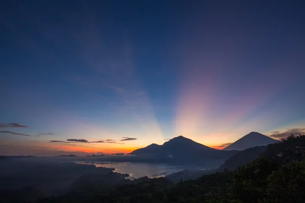 Splendida alba vicino al vulcano e al lago Batur. L'isola di Bali, Indonesia — Foto Stock