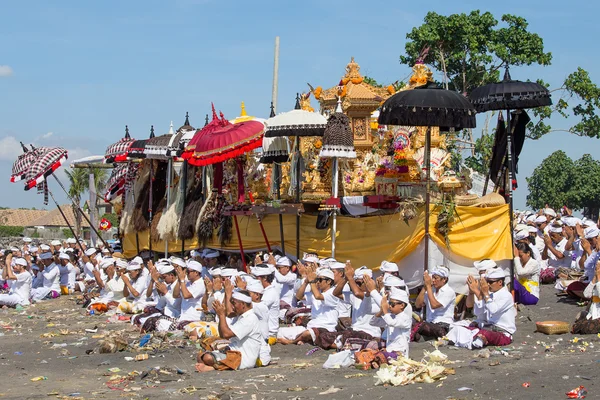 El pueblo indonesio celebra el Año Nuevo Balinés y la llegada de la primavera . — Foto de Stock