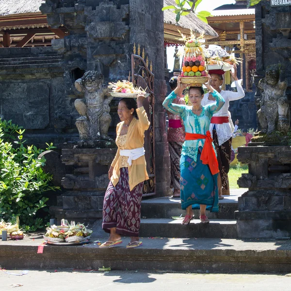 Indonesian people celebrate Balinese New Year and the arrival of spring. — Stock Photo, Image