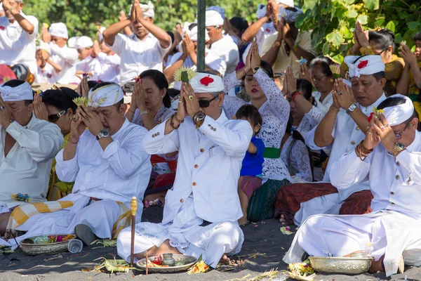 El pueblo indonesio celebra el Año Nuevo Balinés y la llegada de la primavera . — Foto de Stock
