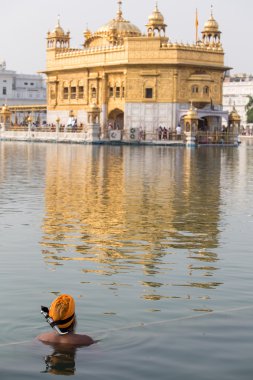 Amritsar, Pencap, Hindistan altın tapınağı ziyaret Sih adam. 