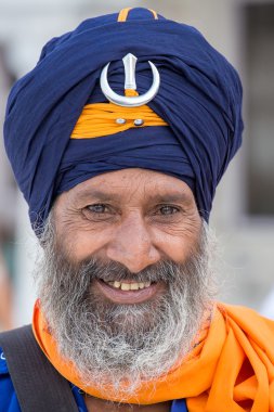 Amritsar, Pencap, Hindistan altın tapınağı ziyaret Sih adam. 