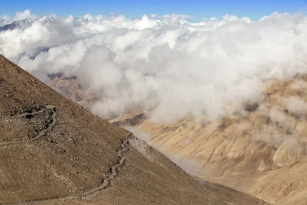 Himalayan landscape in Himalayas along Manali-Leh highway. Himachal Pradesh, India — Stock Photo, Image