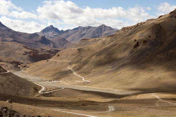 Himalayan landscape in Himalayas along Manali-Leh highway. Himachal Pradesh, India — Stock Photo, Image