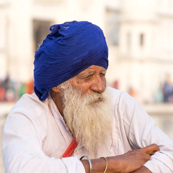 Sikh man een bezoek aan de gouden tempel in Amritsar, Punjab, India. — Stockfoto