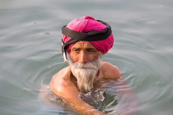 Homem sikh visitando o Templo de Ouro em Amritsar, Punjab, Índia . — Fotografia de Stock