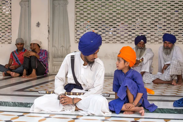 Sikhiska man och pojke besöker det gyllene templet i Amritsar, Punjab, Indien. — Stockfoto