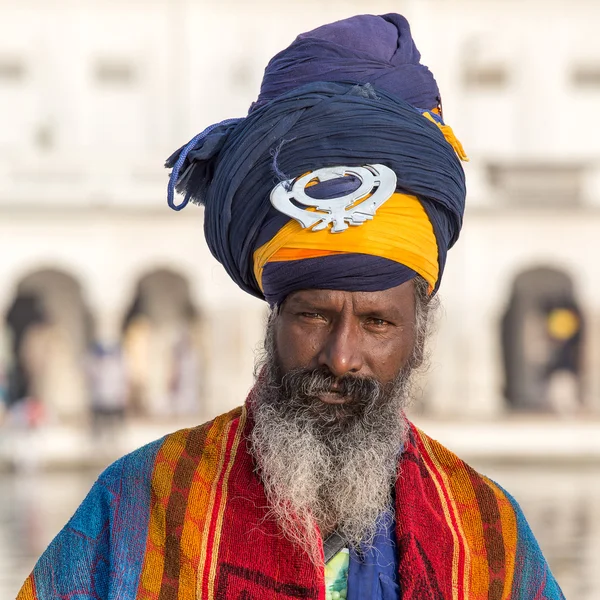 Sikh man een bezoek aan de gouden tempel in Amritsar, Punjab, India. — Stockfoto