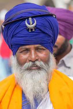Amritsar, Pencap, Hindistan altın tapınağı ziyaret Sih adam. 