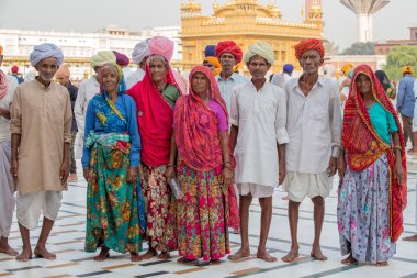 Rajasthani insanlar Amritsar, Pencap, Hindistan altın tapınağı ziyaret. 