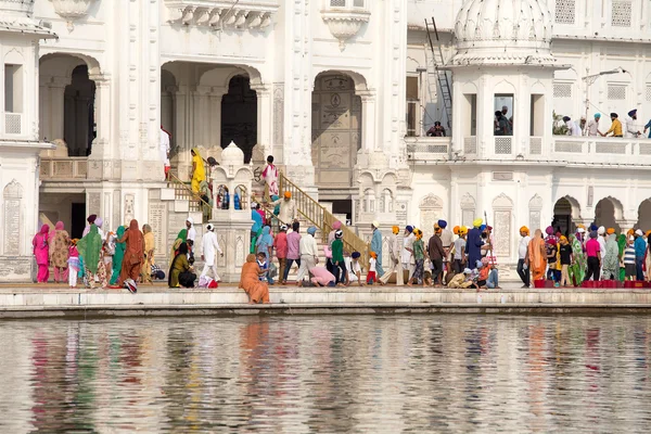 Des Sikhs et des Indiens visitent le Temple d'Or à Amritsar, Punjab, Inde . — Photo