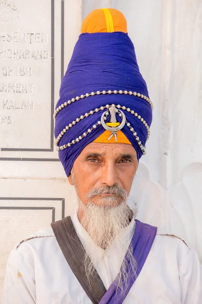 Sikh man visiting the Golden Temple in Amritsar, Punjab, India. — Stock Photo, Image