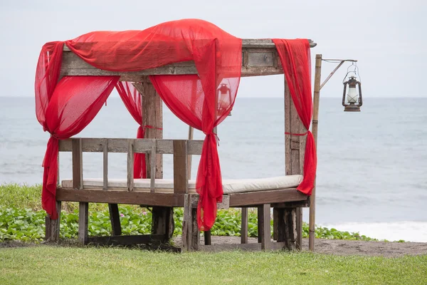 Gazebo op het tropische strand. Het eiland Bali, Sanur, Indonesië — Stockfoto