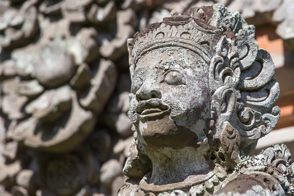 Traditionelle Steinskulptur im Tempel in Ubud, Bali, Indonesien — Stockfoto