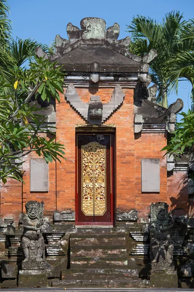 Porta del Tempio con ornamenti. Indonesia, Bali, Ubud — Foto Stock