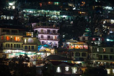 Himalaya Dağları evlere gece Dharamsala, Hindistan