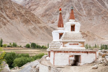 Uzun boylu Shanti Stupa Chemdey gompa, Budist manastır, Ladakh, Jammu ve Keşmir, Hindistan içinde 