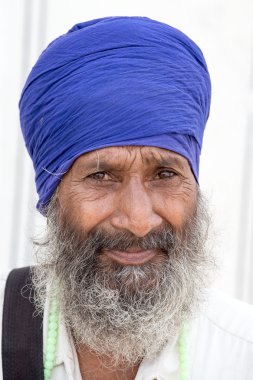 Amritsar, Pencap, Hindistan altın tapınağı ziyaret Sih adam. 
