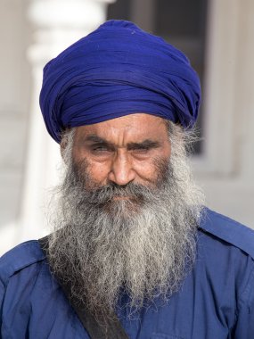 Amritsar, Pencap, Hindistan altın tapınağı ziyaret Sih adam. 