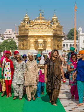 Rajasthani insanlar Amritsar, Pencap, Hindistan altın tapınağı ziyaret. 