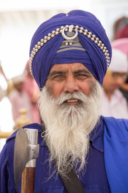 Amritsar, Pencap, Hindistan altın tapınağı ziyaret Sih adam. 