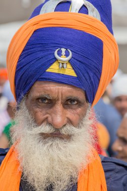 Amritsar, Pencap, Hindistan altın tapınağı ziyaret Sih adam. 