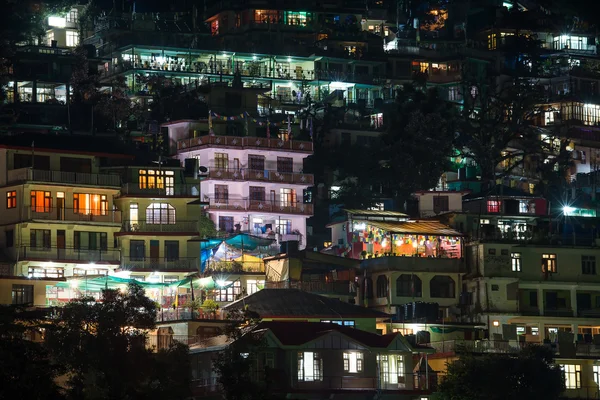 Casas nas montanhas do Himalaia à noite em Dharamsala, Índia — Fotografia de Stock