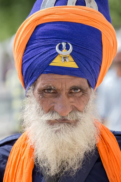 Homme sikh visitant le temple d'or à Amritsar, Punjab, Inde . — Photo