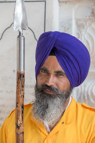 Homme sikh visitant le temple d'or à Amritsar, Punjab, Inde . — Photo