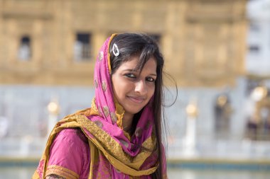 Amritsar, Pencap, Hindistan altın tapınağı ziyaret Rajasthani kadın. 