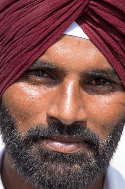 Amritsar, Pencap, Hindistan altın tapınağı ziyaret Sih adam. 