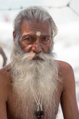 Hint fakir adam ghat Ganj Nehri boyunca oturur. Rishikesh, Hindistan