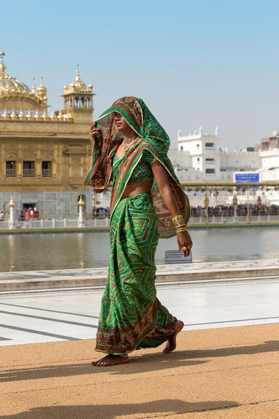 Rajasthani woman visiting the Golden Temple in Amritsar, Punjab, India. — Stock Photo, Image