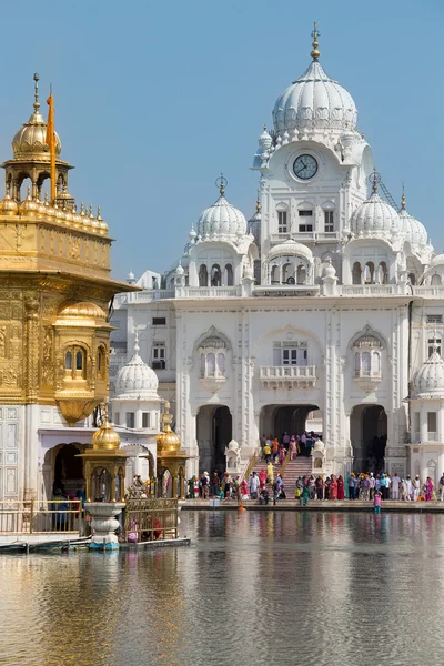 Sikh and indian people visiting the Golden Temple in Amritsar, Punjab, India. — Stock Photo, Image