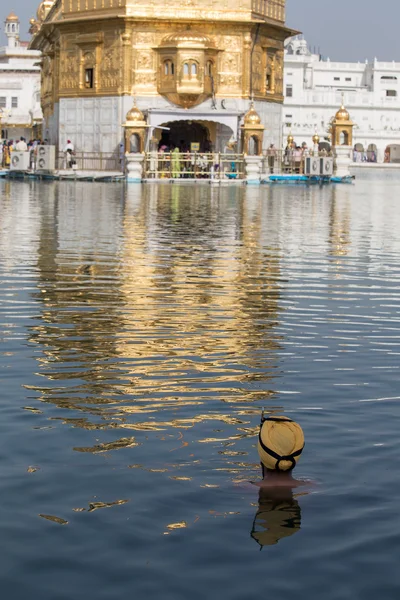 シーク教徒の男性、パンジャブ、インドのアムリトサルにある黄金寺院. — ストック写真