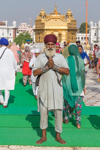 Sikh man and indian people visiting the Golden Temple in Amritsar, Punjab, India. — Stock Photo, Image