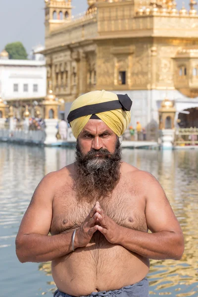 Homme sikh visitant le temple d'or à Amritsar, Punjab, Inde . — Photo