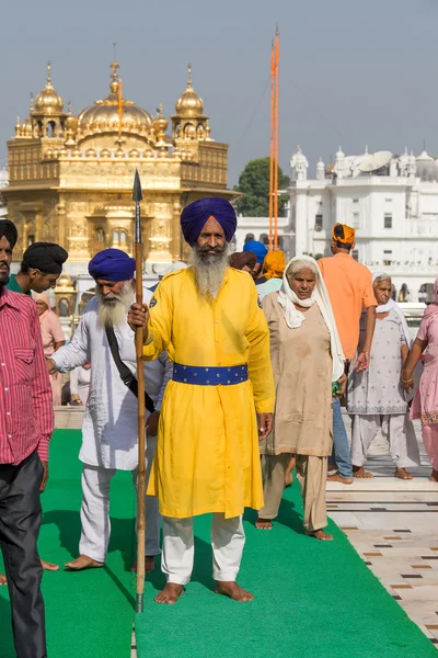 Sikh man und indianer besuchen den goldenen tempel in amritsar, punjab, indien. — Stockfoto