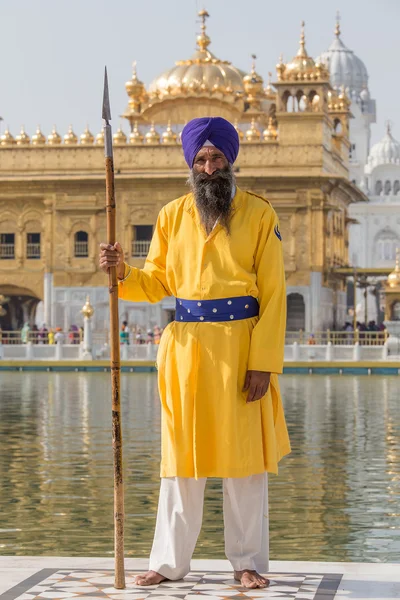 Homme sikh visitant le temple d'or à Amritsar, Punjab, Inde . — Photo