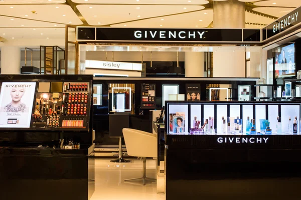 Магазин Givenchy в Сиам Парагон Молл. Имея 300 000 кв. м торговых площадей, Сиам Парагон является одним из крупнейших торговых центров в мире . — стоковое фото