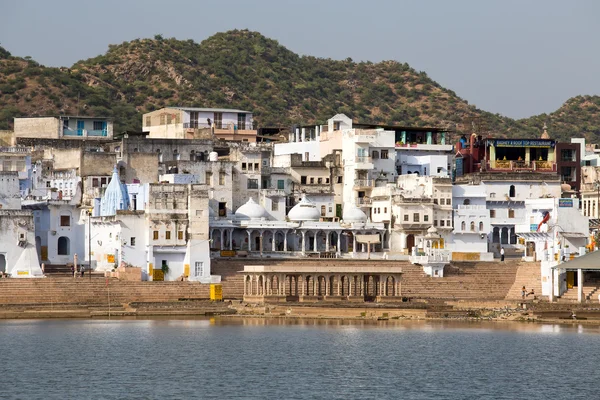 Holy ghats at sacred Sarovar lake. Pushkar - famous worship place in India — Stock Photo, Image