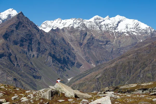 Unidentified tourists photographed on a background of snowy mountains on the Rohtang Pass, which is on the road Manali - Leh. India, Himachal Pradesh — Stock Photo, Image