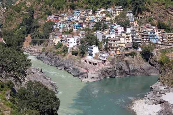 Devprayag jest ostatni prayag rzeki alaknanda i z tego punktu zbiegu rzeki alaknanda i bhagirathi jest znany jako ganga. Uttarakhand, w Indiach. — Zdjęcie stockowe