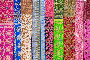 Satış, Adası Bali Ubud, Endonezya için renkli sarongs ürün yelpazesine